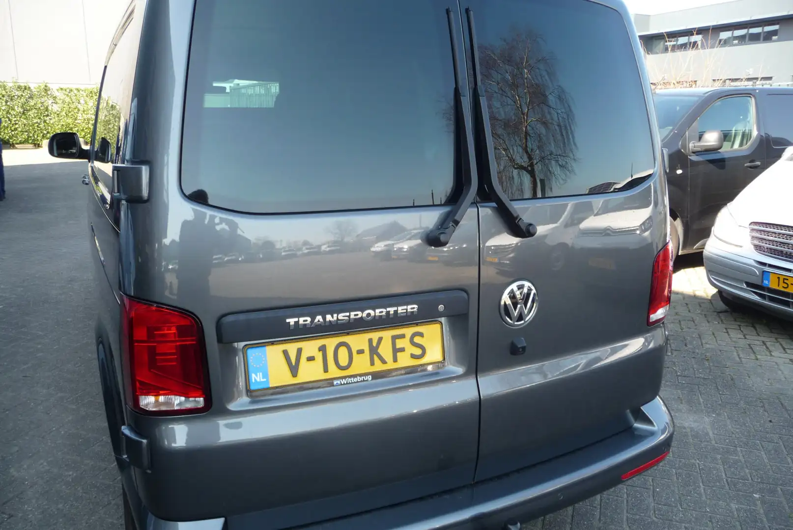 Volkswagen T6.1 Transporter 2.0 TDI L2H1 30 Highline Autm. BPM vrij Grijs - 2