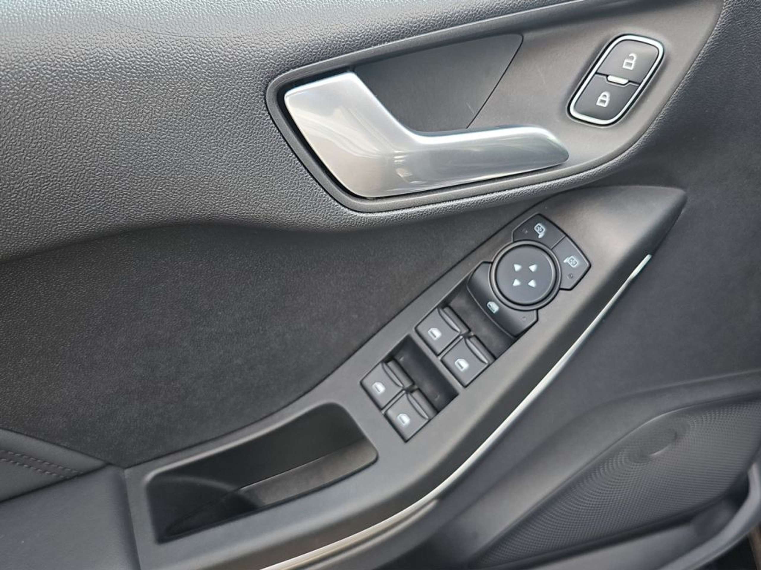 Fahrzeugabbildung Ford Fiesta 1.5 EcoBoost ST X  *PERF.-P.*WINTER-P.* - mit KI generiert/bearbeitet