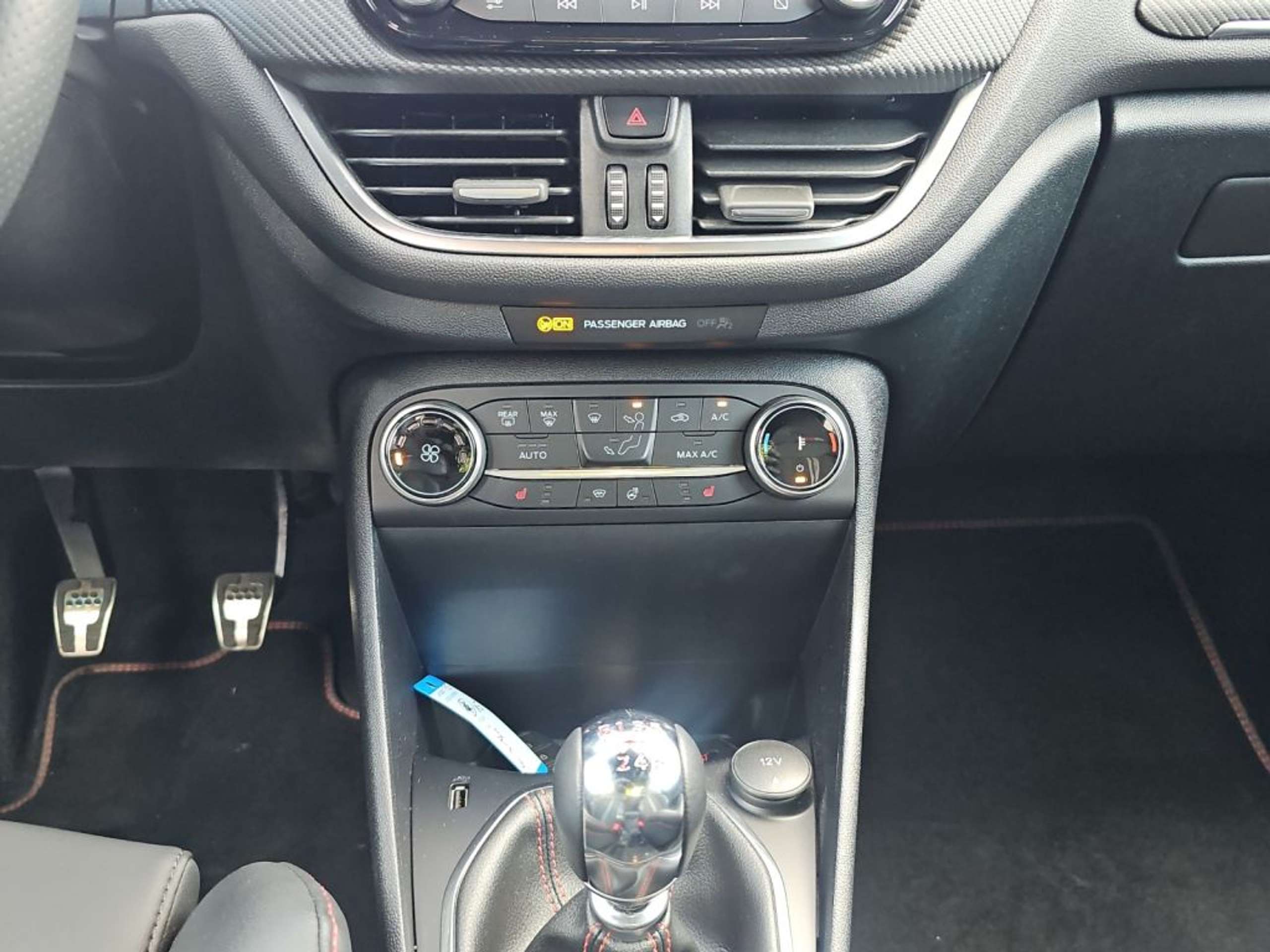 Fahrzeugabbildung Ford Fiesta 1.5 EcoBoost ST X  *PERF.-P.*WINTER-P.* - mit KI generiert/bearbeitet