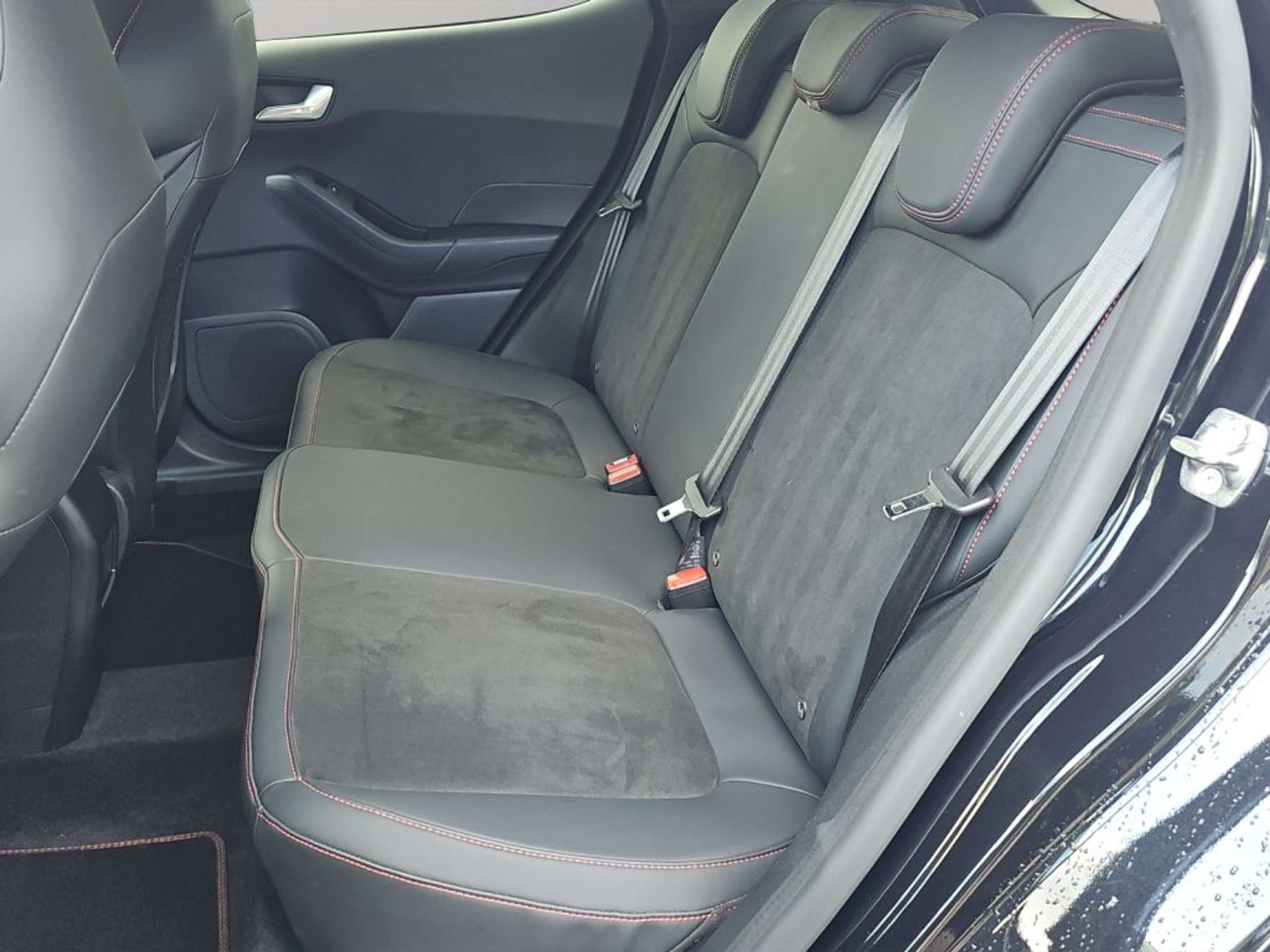 Fahrzeugabbildung Ford Fiesta 1.5 EcoBoost ST X  *PERF.-P.*WINTER-P.* - mit KI generiert/bearbeitet
