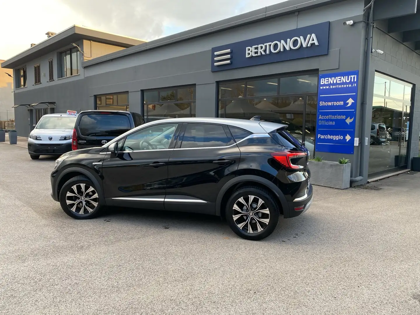 Renault Captur TCe 12V 90 CV Techno Zwart - 1