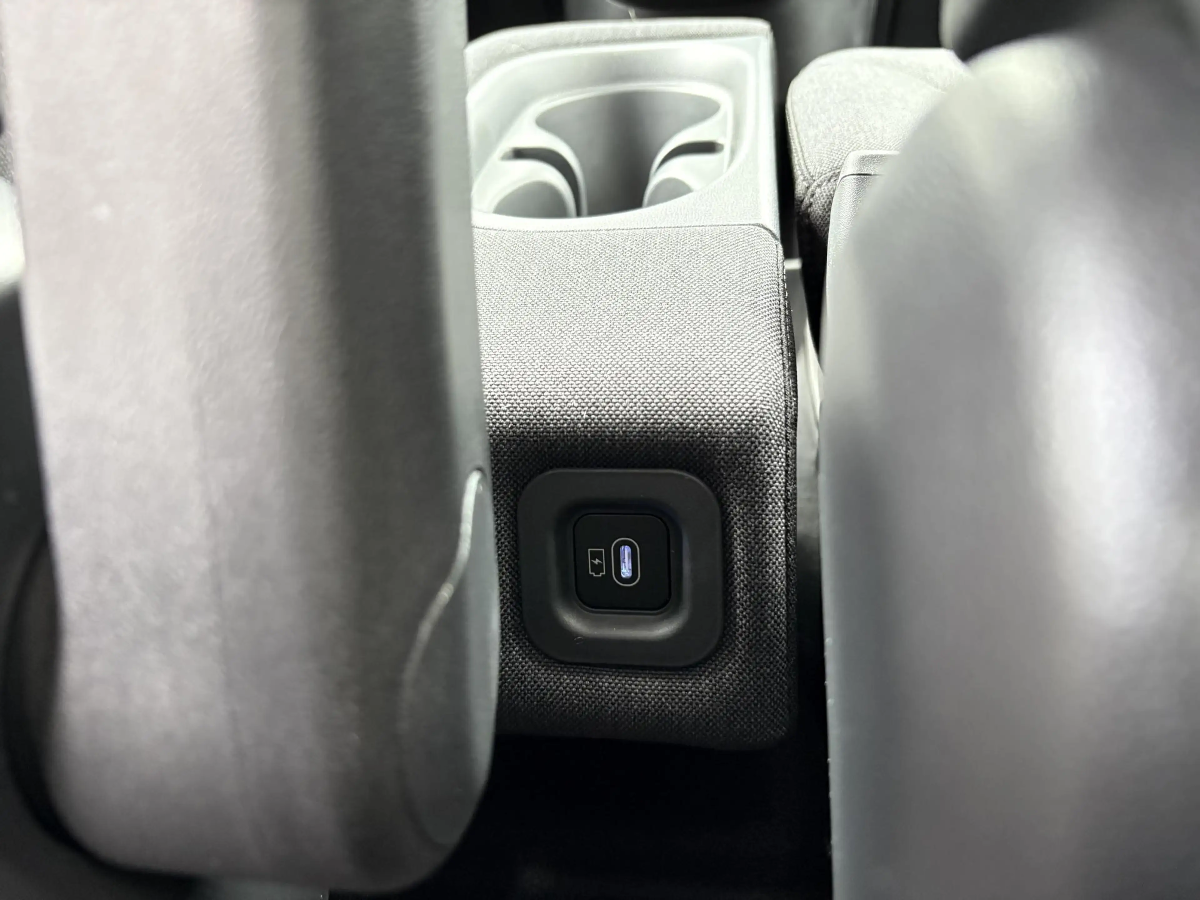 Hyundai Inster Evolve 49 kWh / Apple Carplay & Android Auto / Ada — photo 25