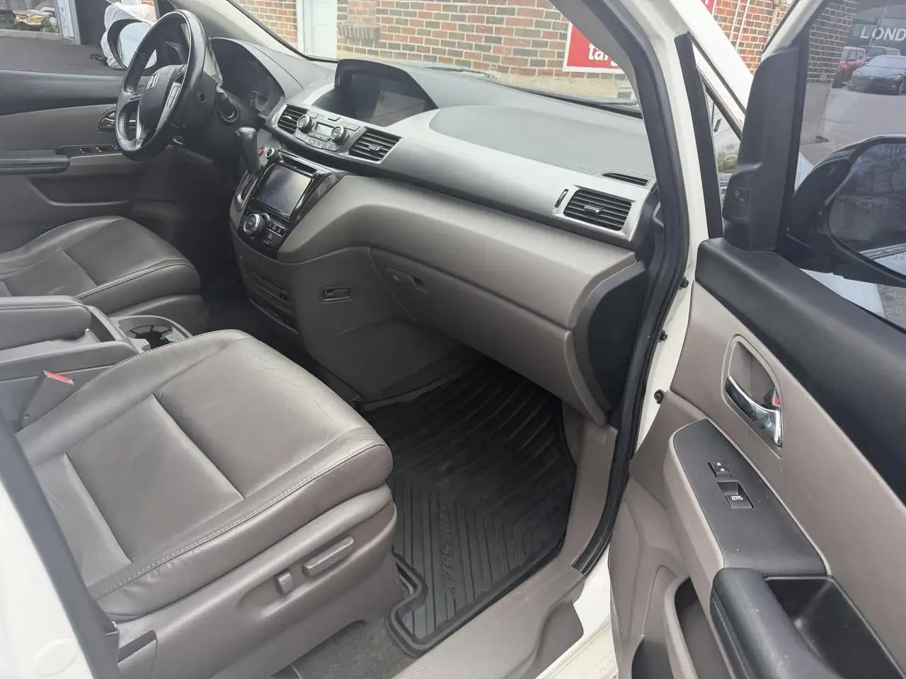 Honda Odyssey снимка Honda Odyssey