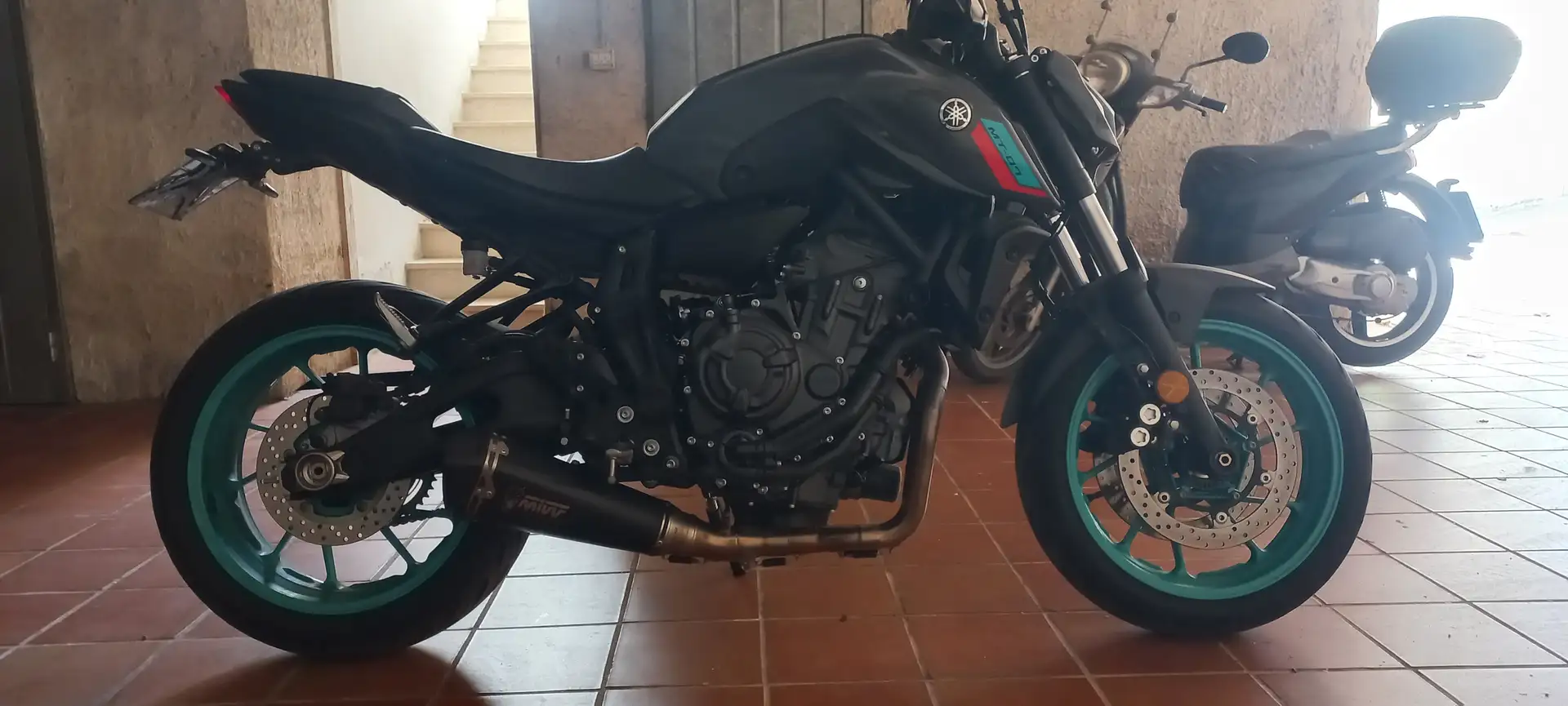 Yamaha MT-07 Depotenziata Gris - 2