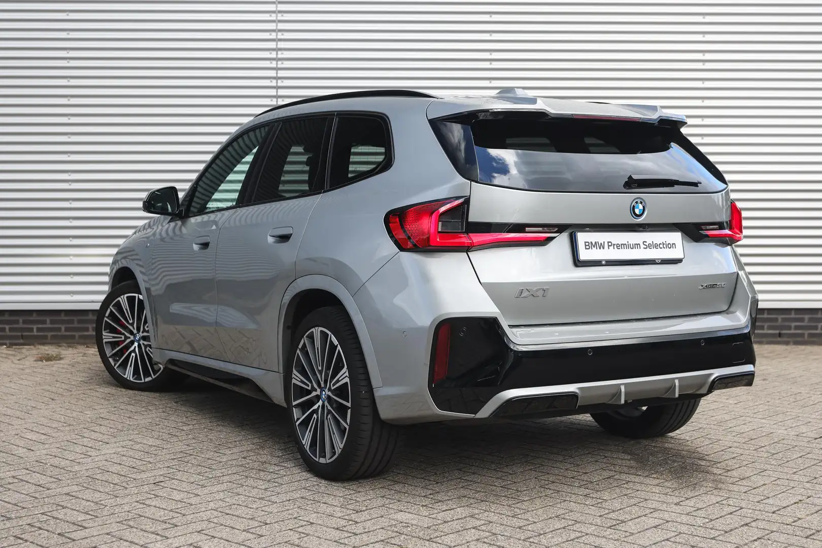 BMW iX1 xDrive30 M Sport / Panoramadak / Trekhaak / Sports Silber - 2