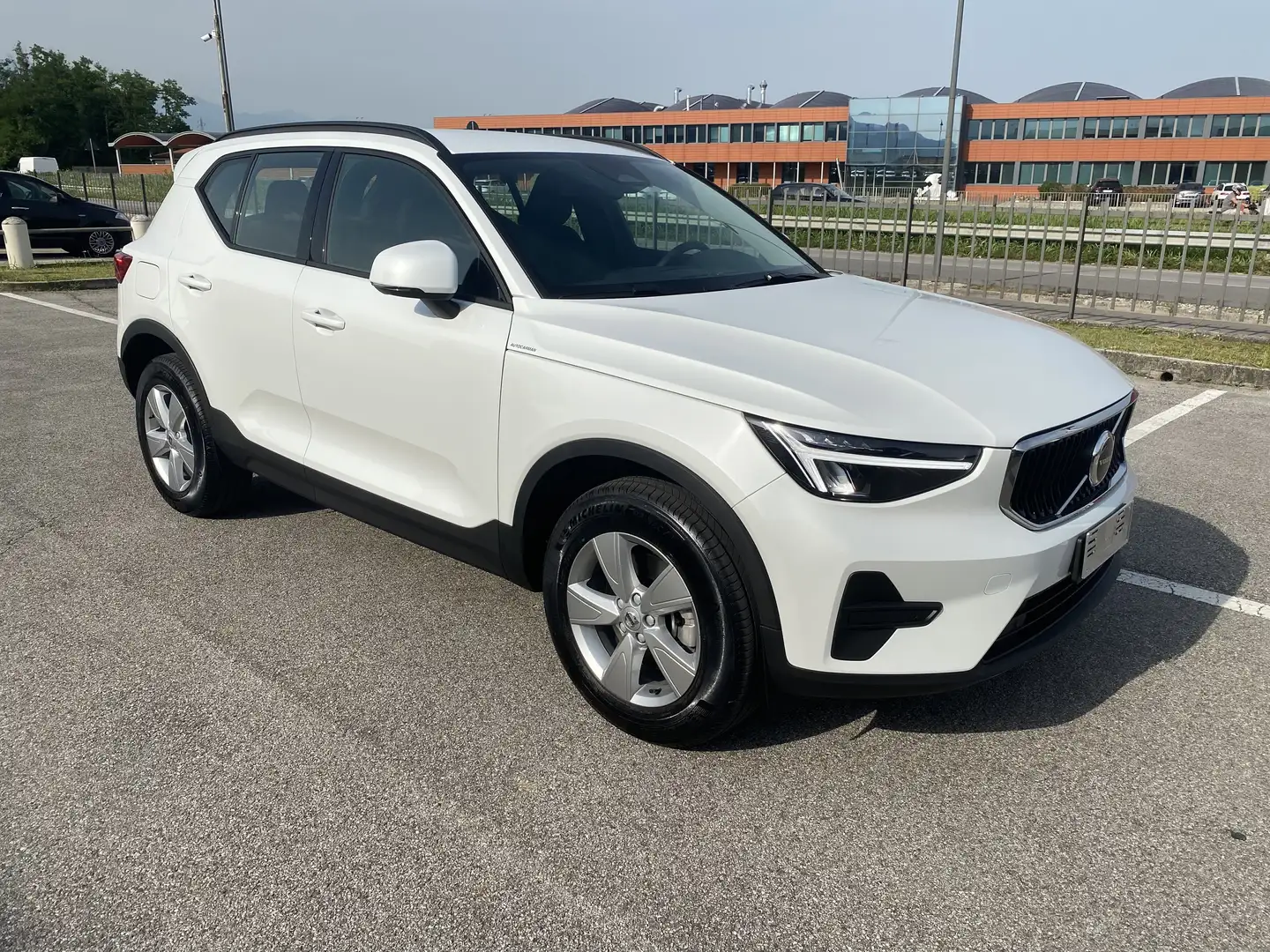 Volvo XC40 B3 (Benzina/Hybrid) Automatico Essential - NUOVA Bianco - 2