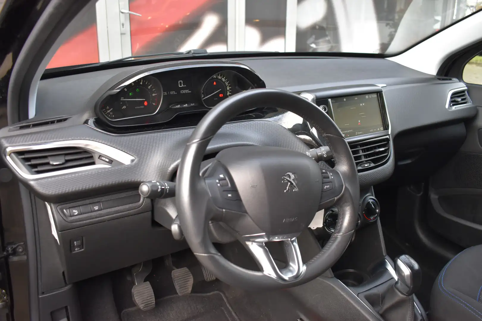 Peugeot 208 1.2 PureTech Signature / Carplay / Navi / Trekhaak Zwart - 2