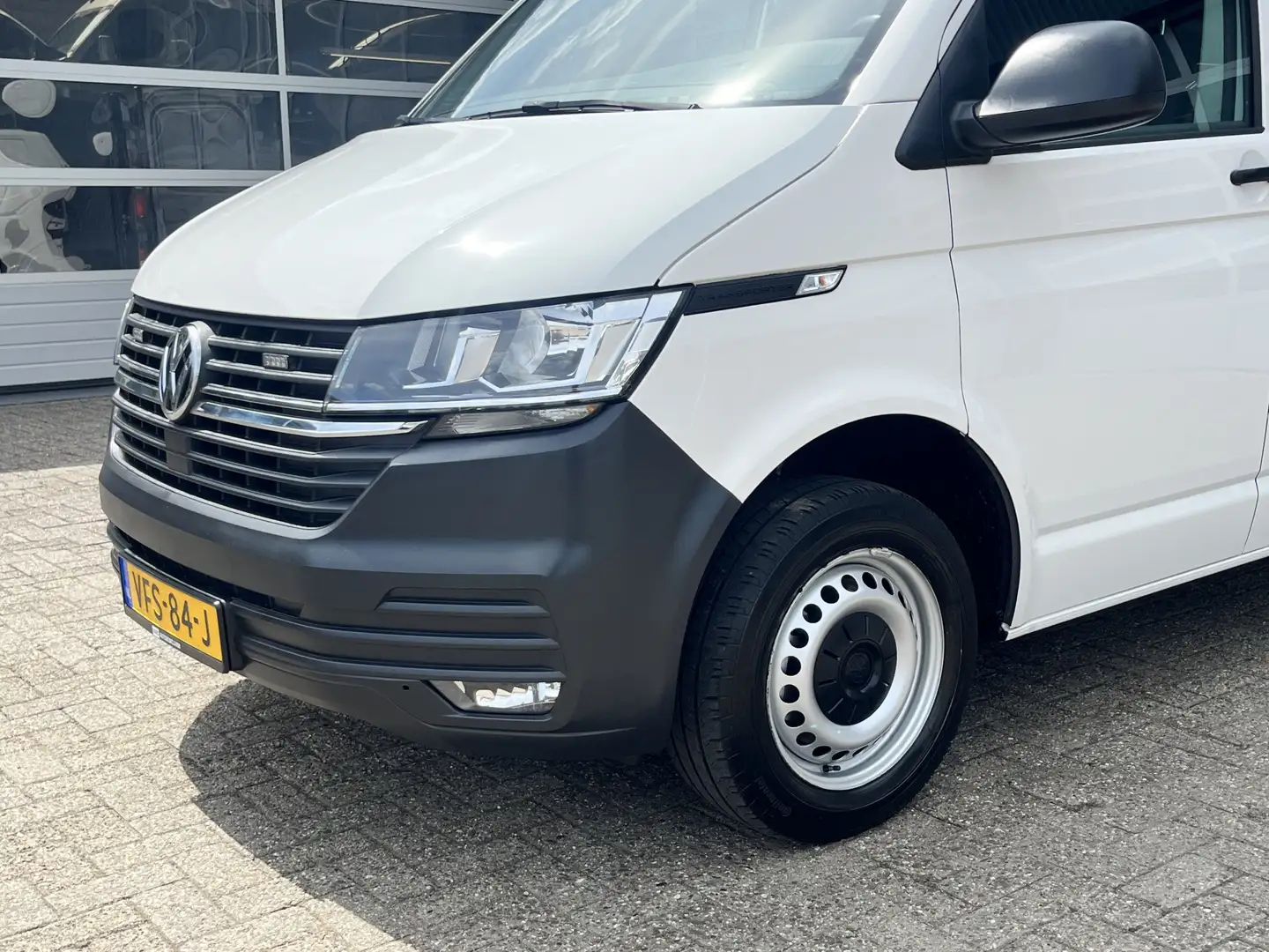 Volkswagen T6.1 Transporter 2.0 TDI L2H1  150pk DSG Automaat Airco Cruise Trek Wit - 2