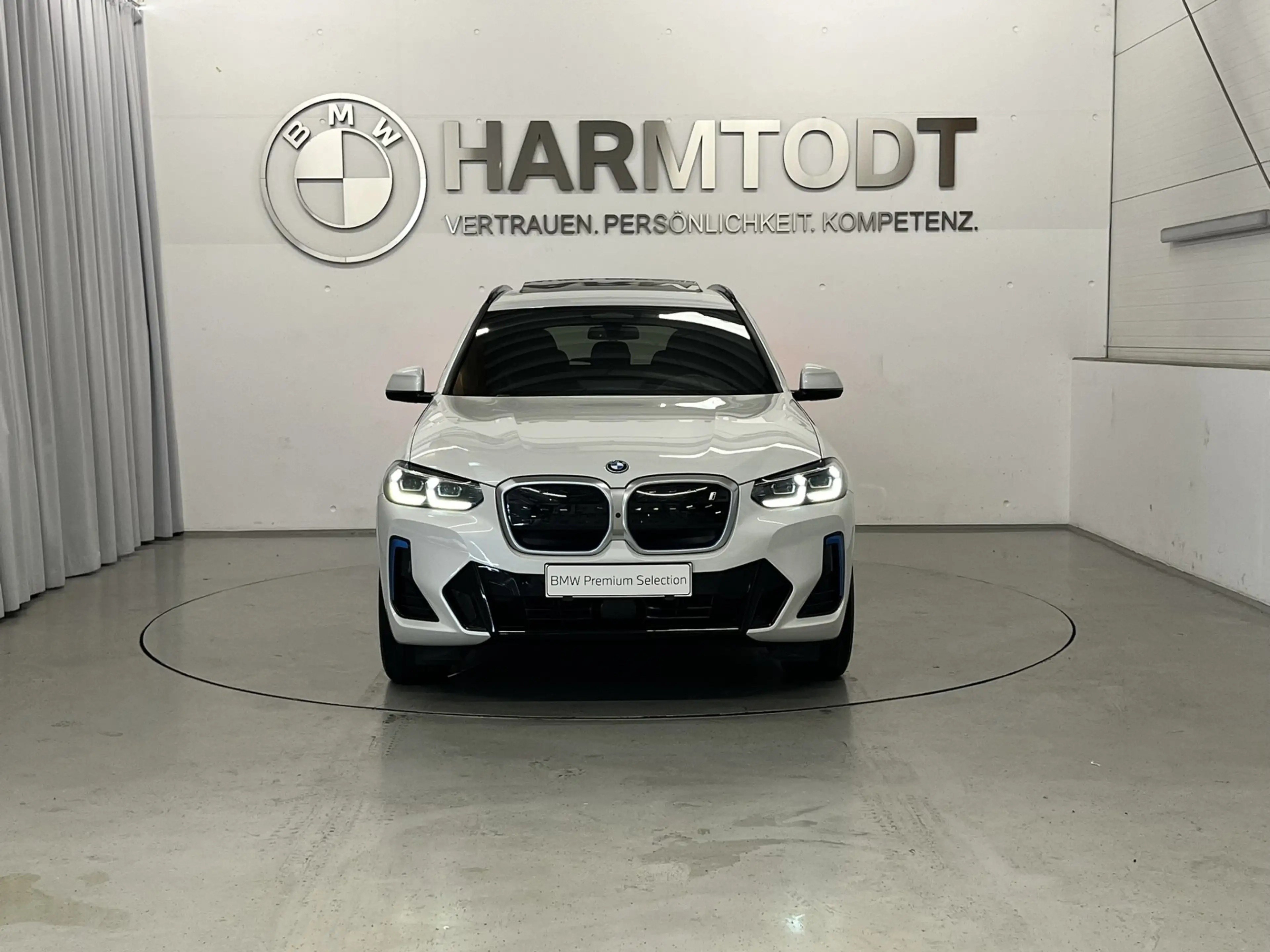 BMW iX3 *Impressive* — photo 6