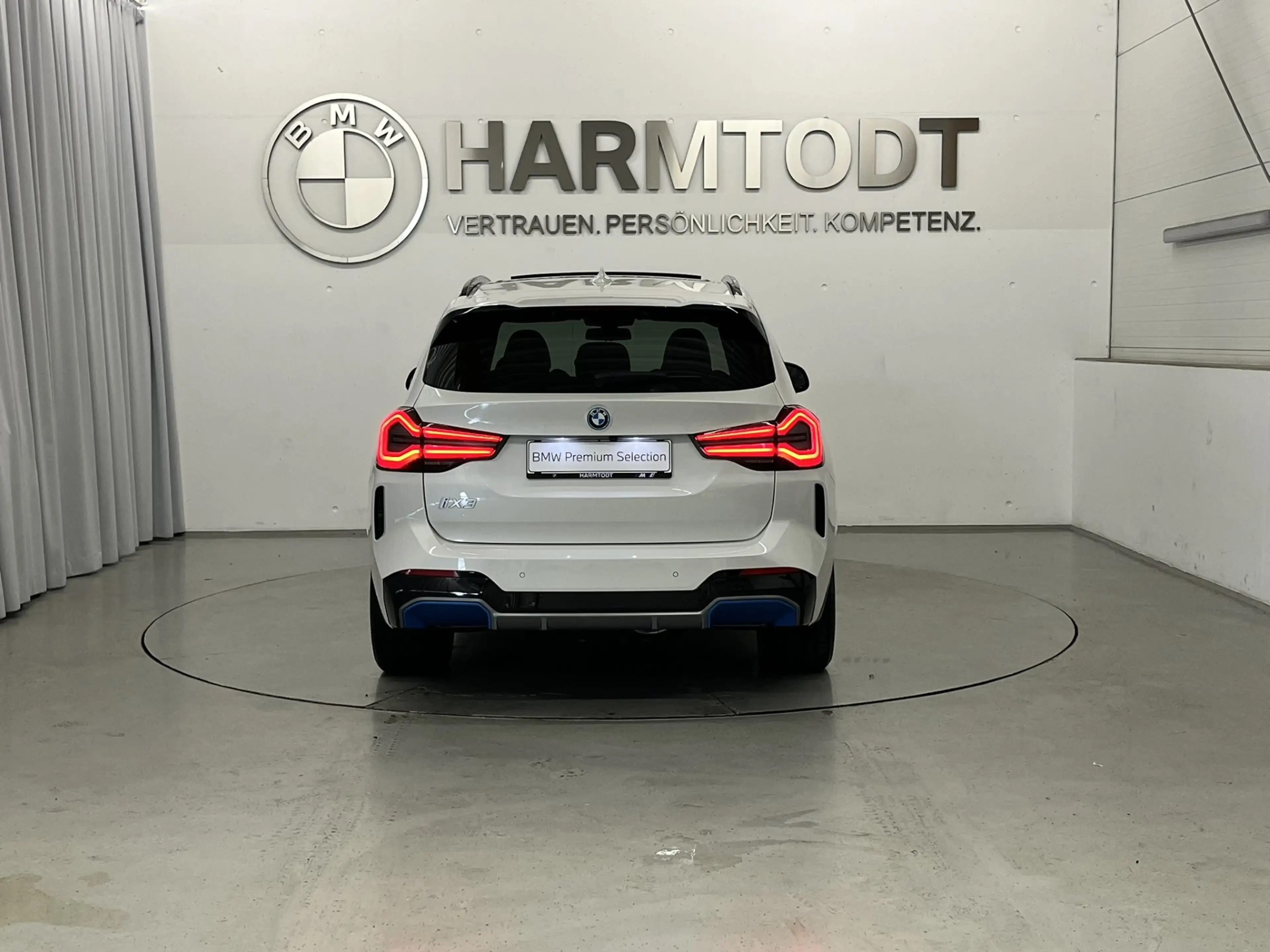 BMW iX3 *Impressive* — photo 4
