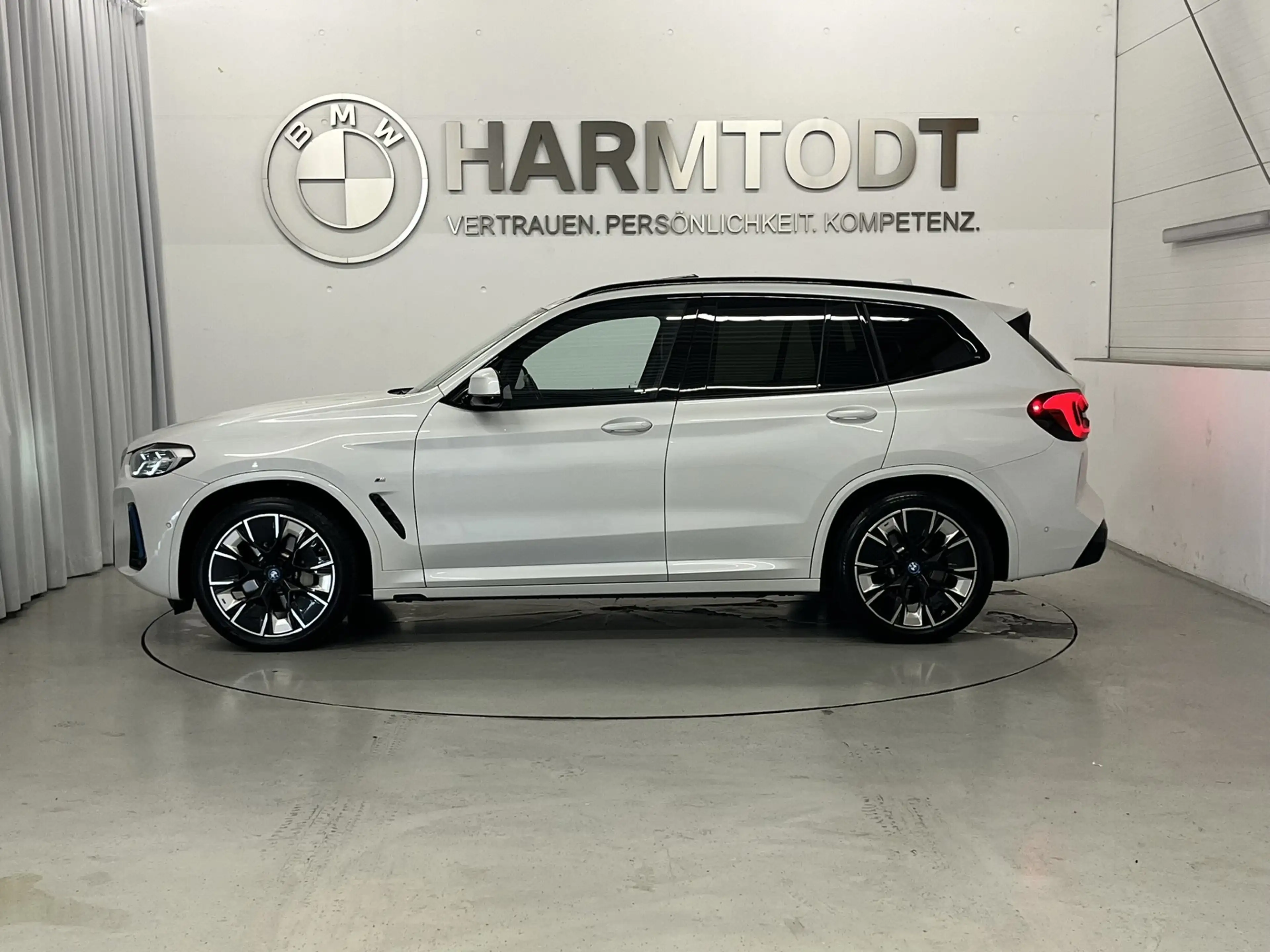 BMW iX3 *Impressive* — photo 3