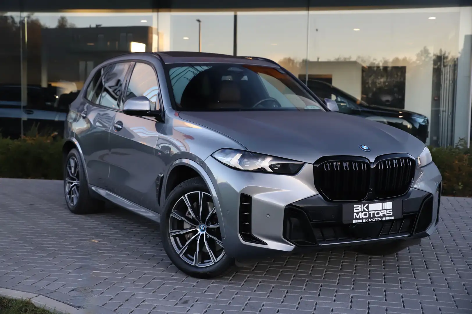 BMW X5 xDrive50e M-PACK-TREKHAAK-PANO-CAMERA-H&K-KEYLESS Grijs - 1