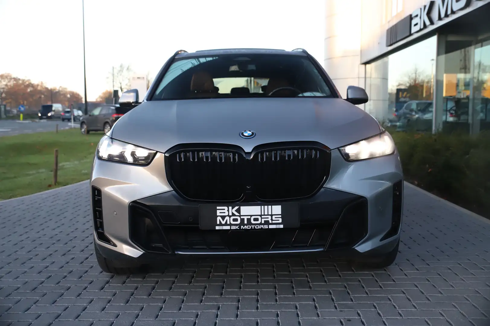 BMW X5 xDrive50e M-PACK-TREKHAAK-PANO-CAMERA-H&K-KEYLESS Grijs - 2