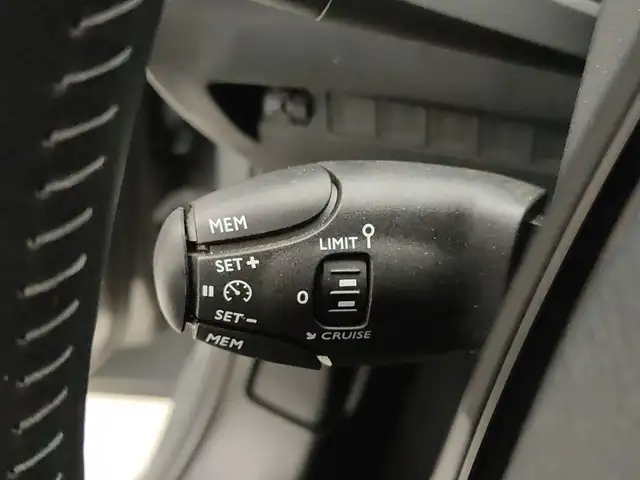 Peugeot 208 view 12