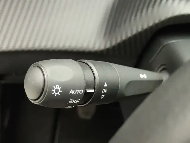 Peugeot 208 view 11