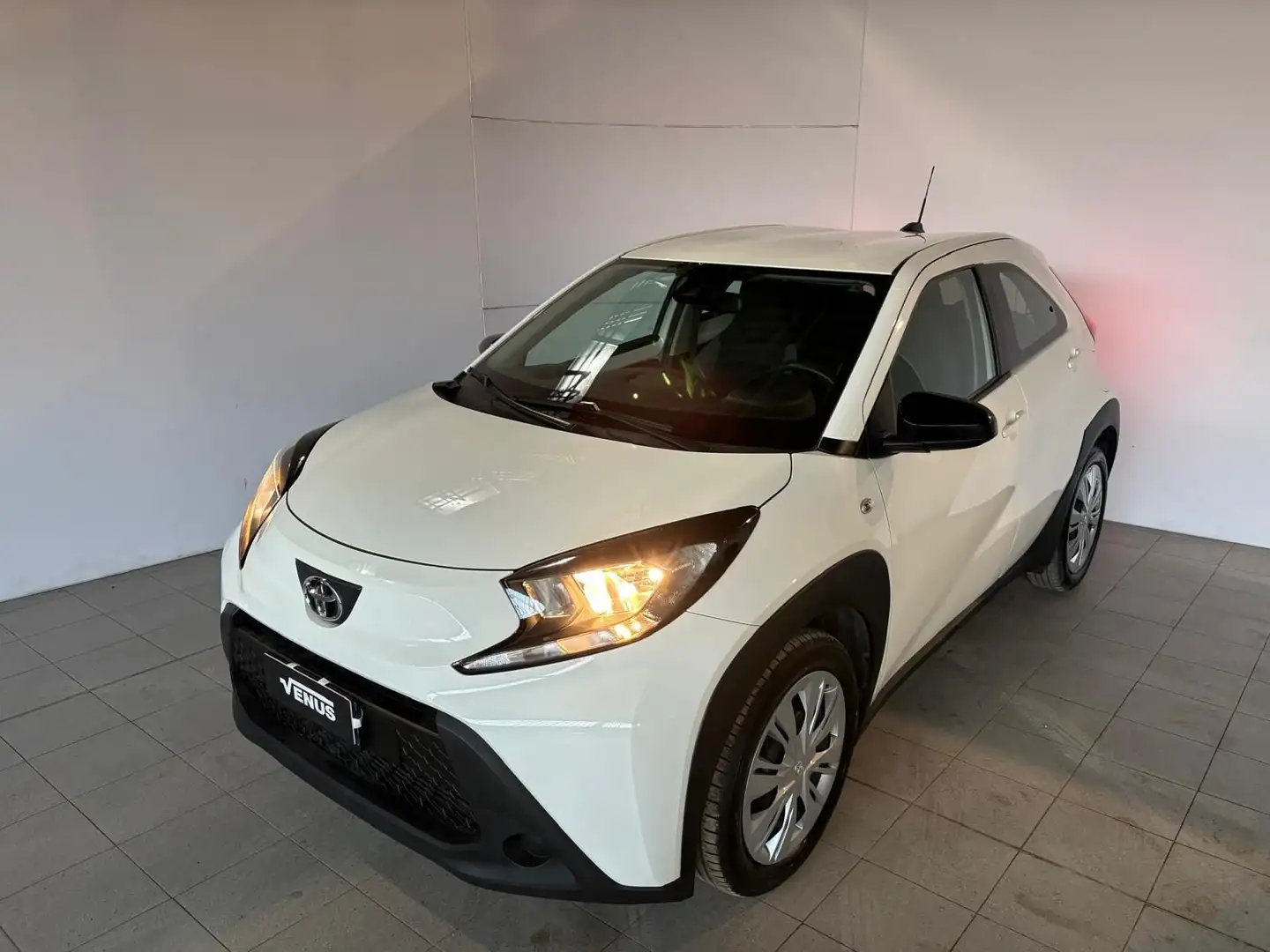 Toyota Aygo X Aygo X 1.0 VVT-i 72 CV 5 porte Active Blanc - 2