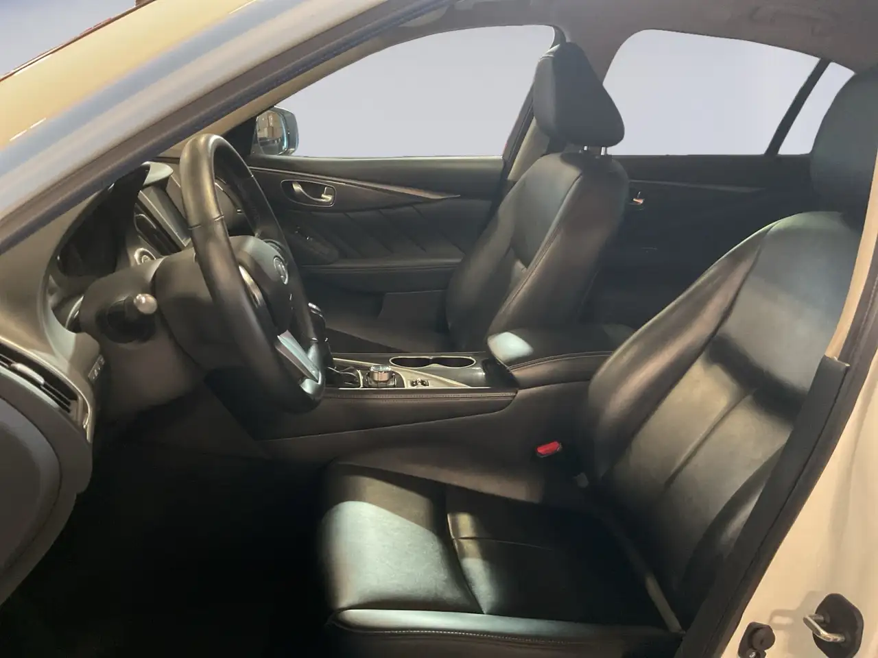 Infiniti Q50 снимка Infiniti Q50