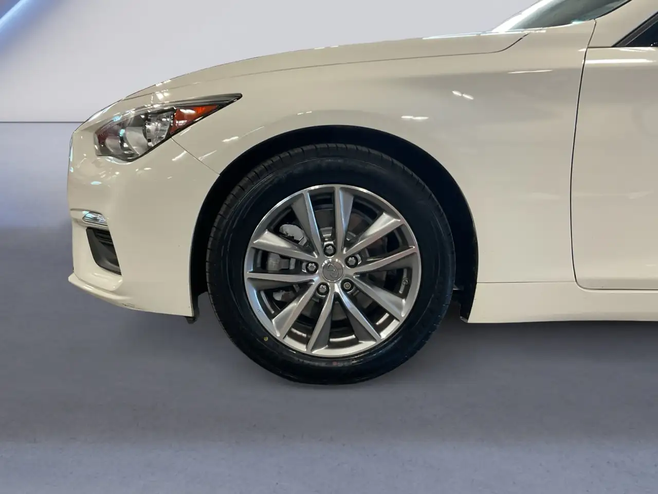 Infiniti Q50 снимка Infiniti Q50
