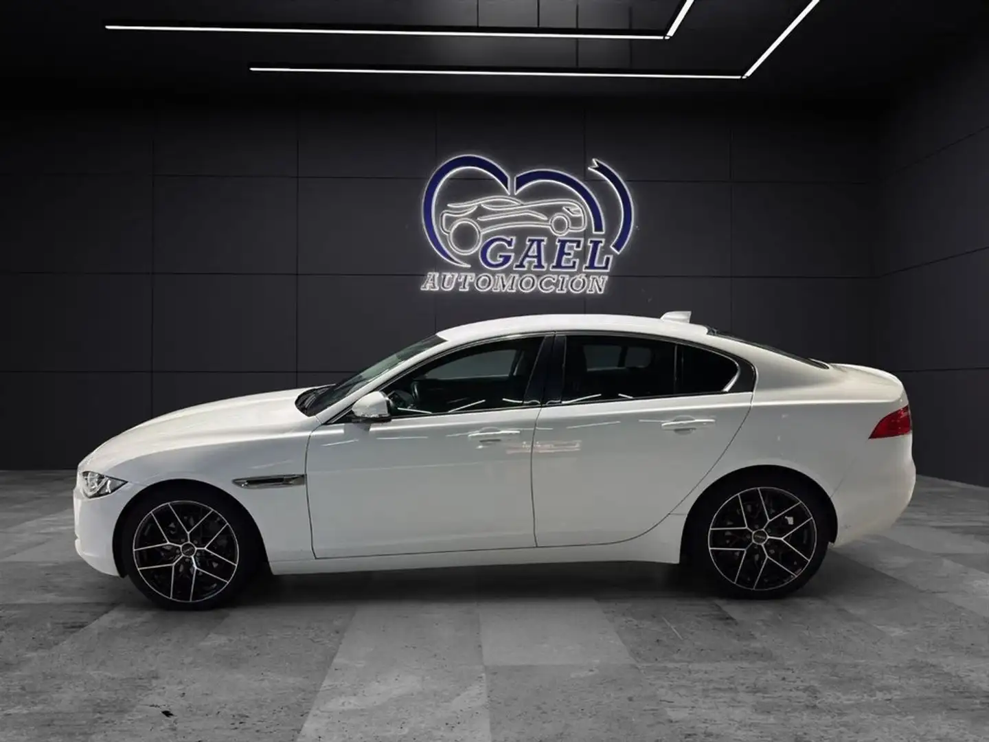 Jaguar XE 2.0 Diesel Portfolio AWD Aut. 180 Blanco - 2