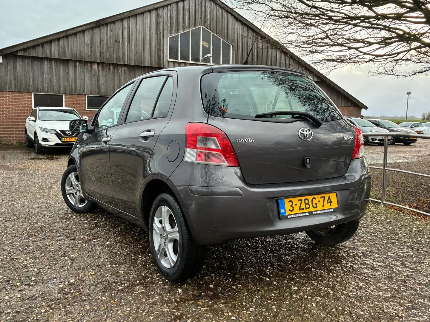 Toyota Yaris 1.3 VVT-i Aspiration | Automaat + Airco Nu € 3.975 Gris - 2