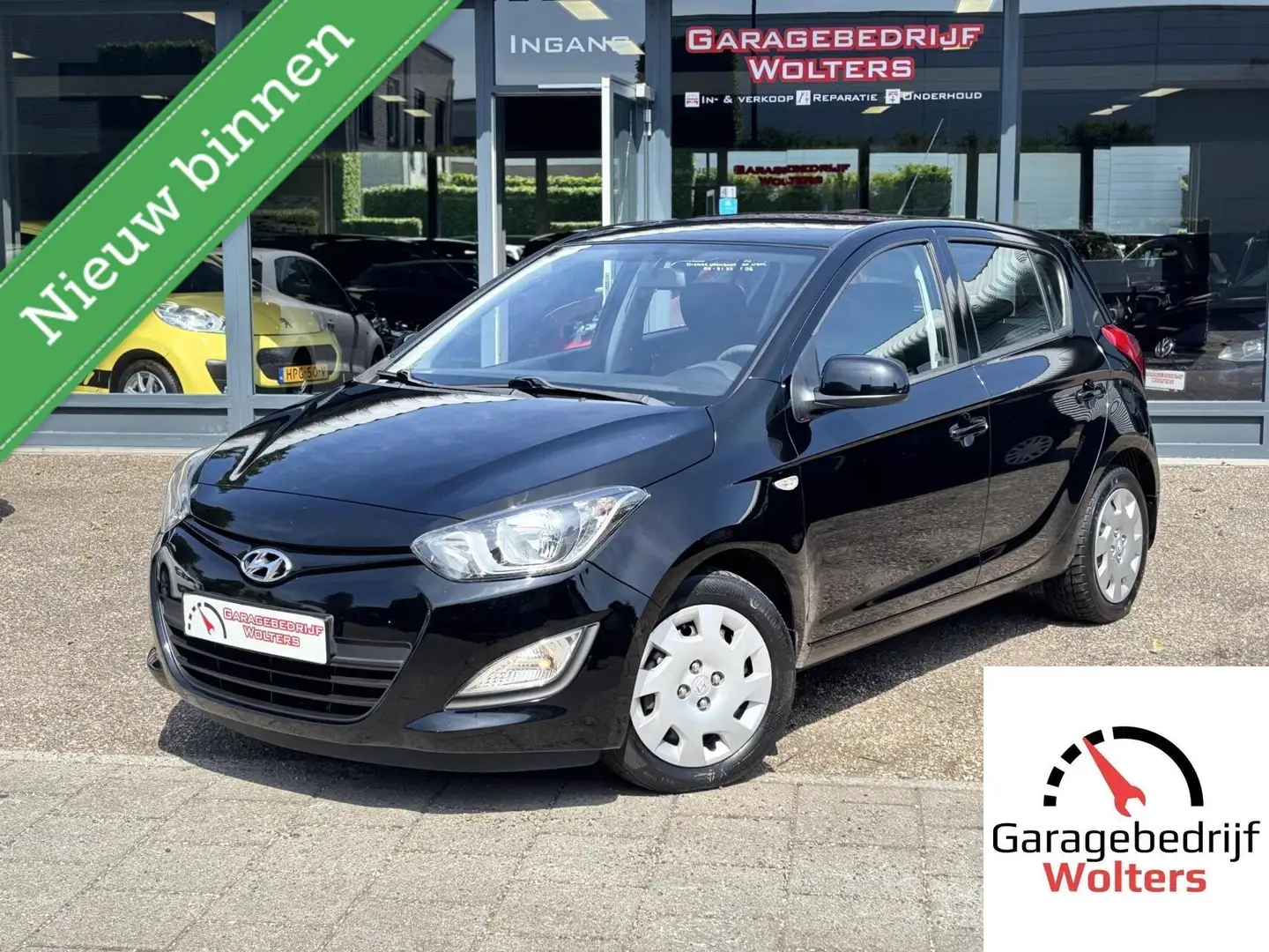 Hyundai i20 1.2i Black pack stoelverw. airco 5drs nw apk Noir - 1