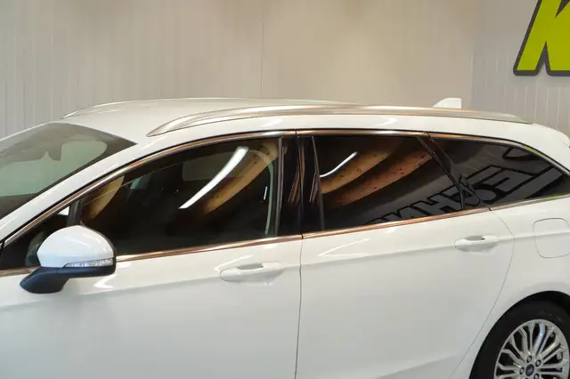 Ford Mondeo view 12