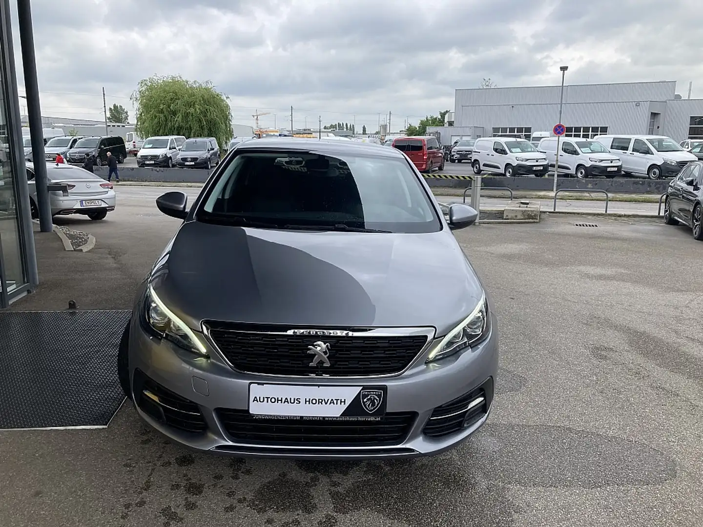 Peugeot 308 SW 1,5 BlueHDI 100 Active S&S Grau - 2