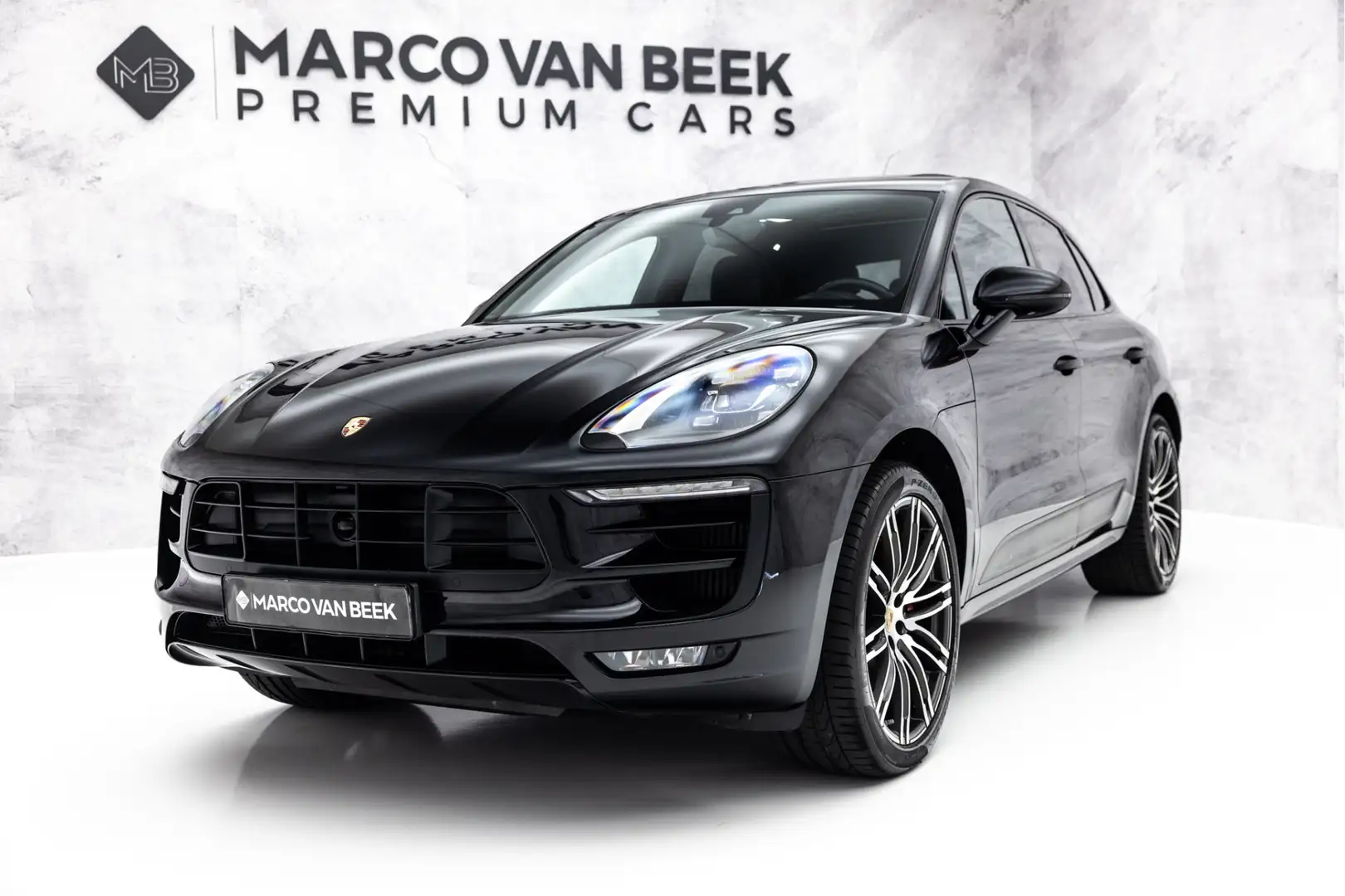 Porsche Macan 3.0 GTS | SportDesign | Pano | Luchtvering | Chron Zwart - 2
