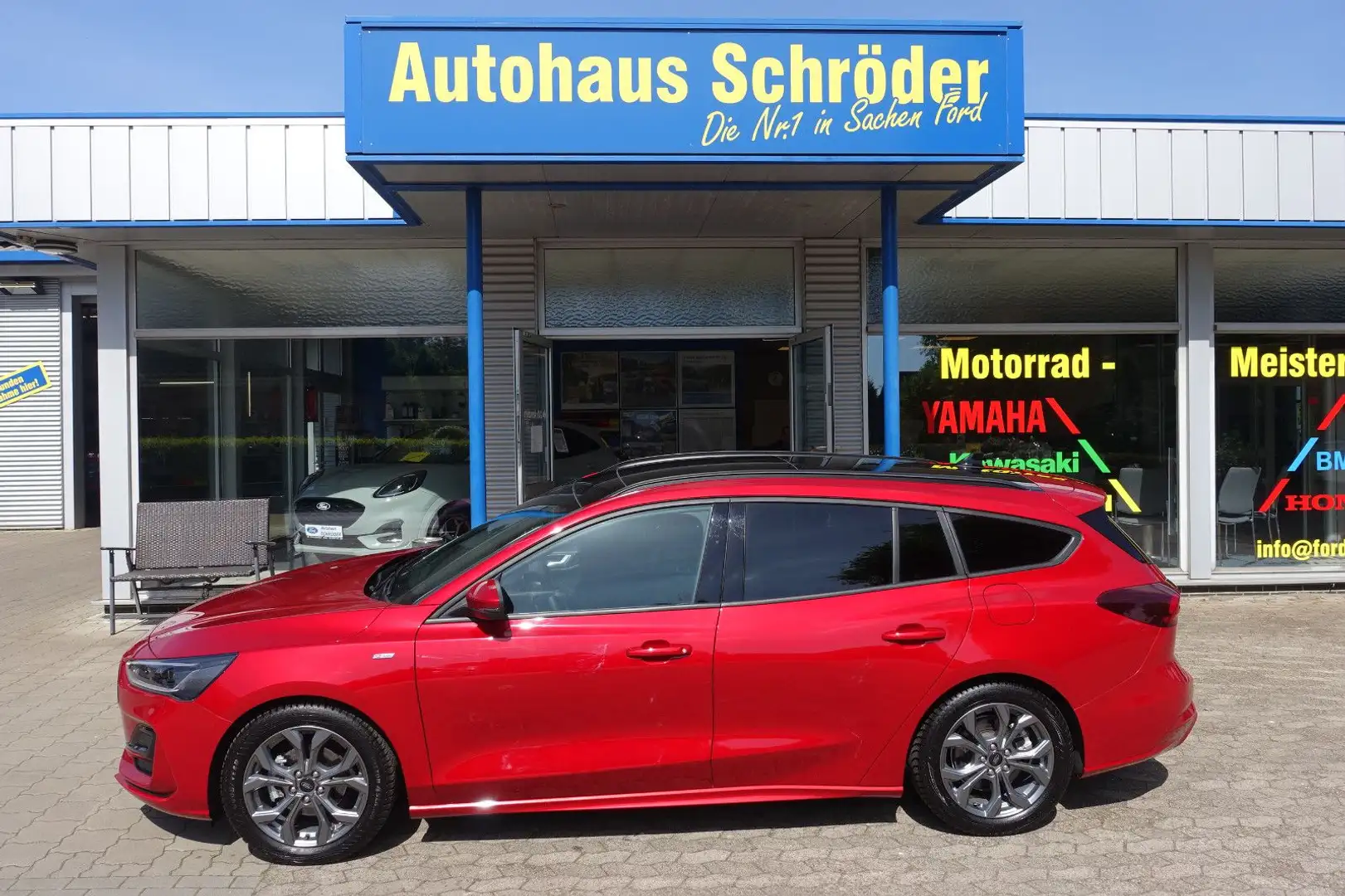 Ford Focus Turnier ST-Line /Automatik/Panorama/AHK Rot - 1