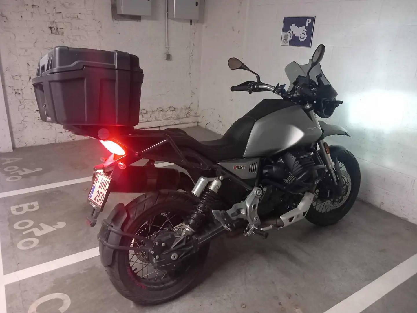 Moto Guzzi V 85 TT Argent - 1