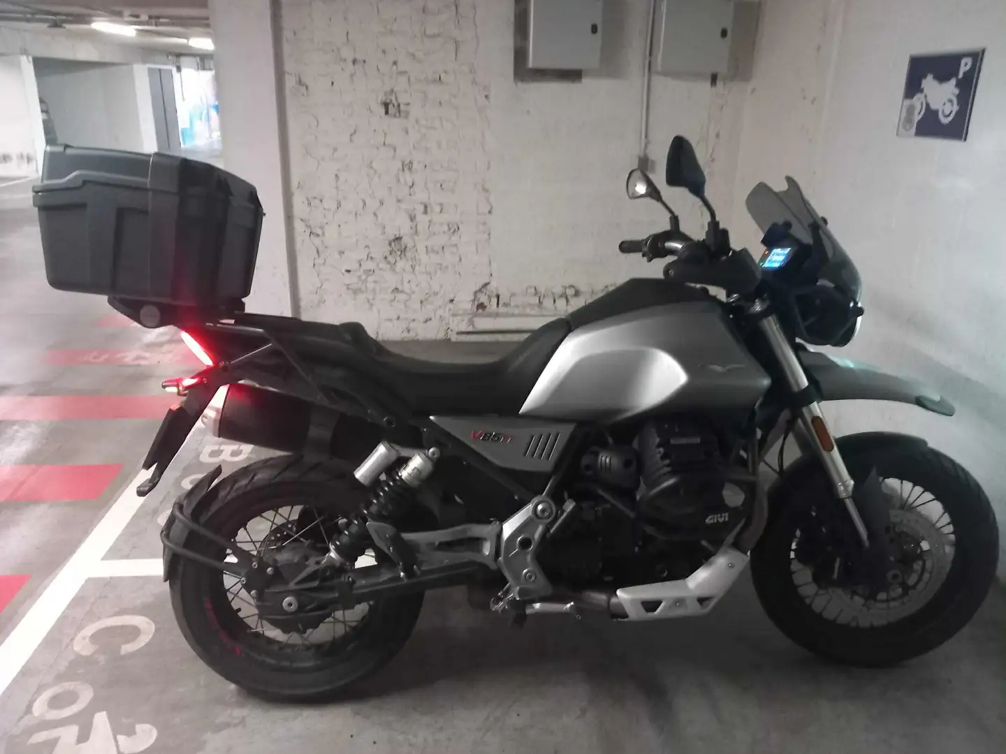 Moto Guzzi V 85 TT Argent - 2