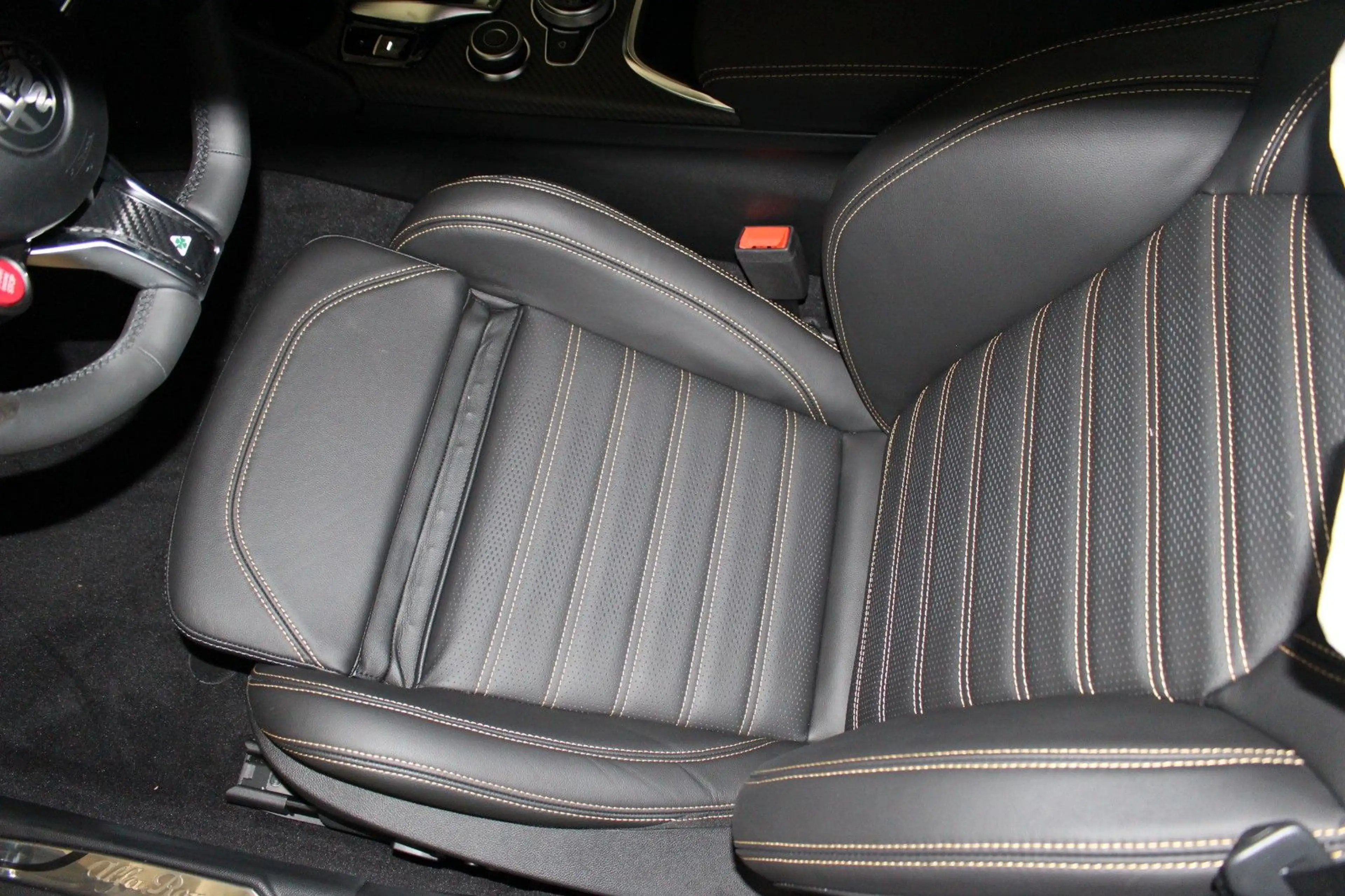 Alfa Romeo Giulia Quadrifoglio Oro AKRAPOVIC — photo 6