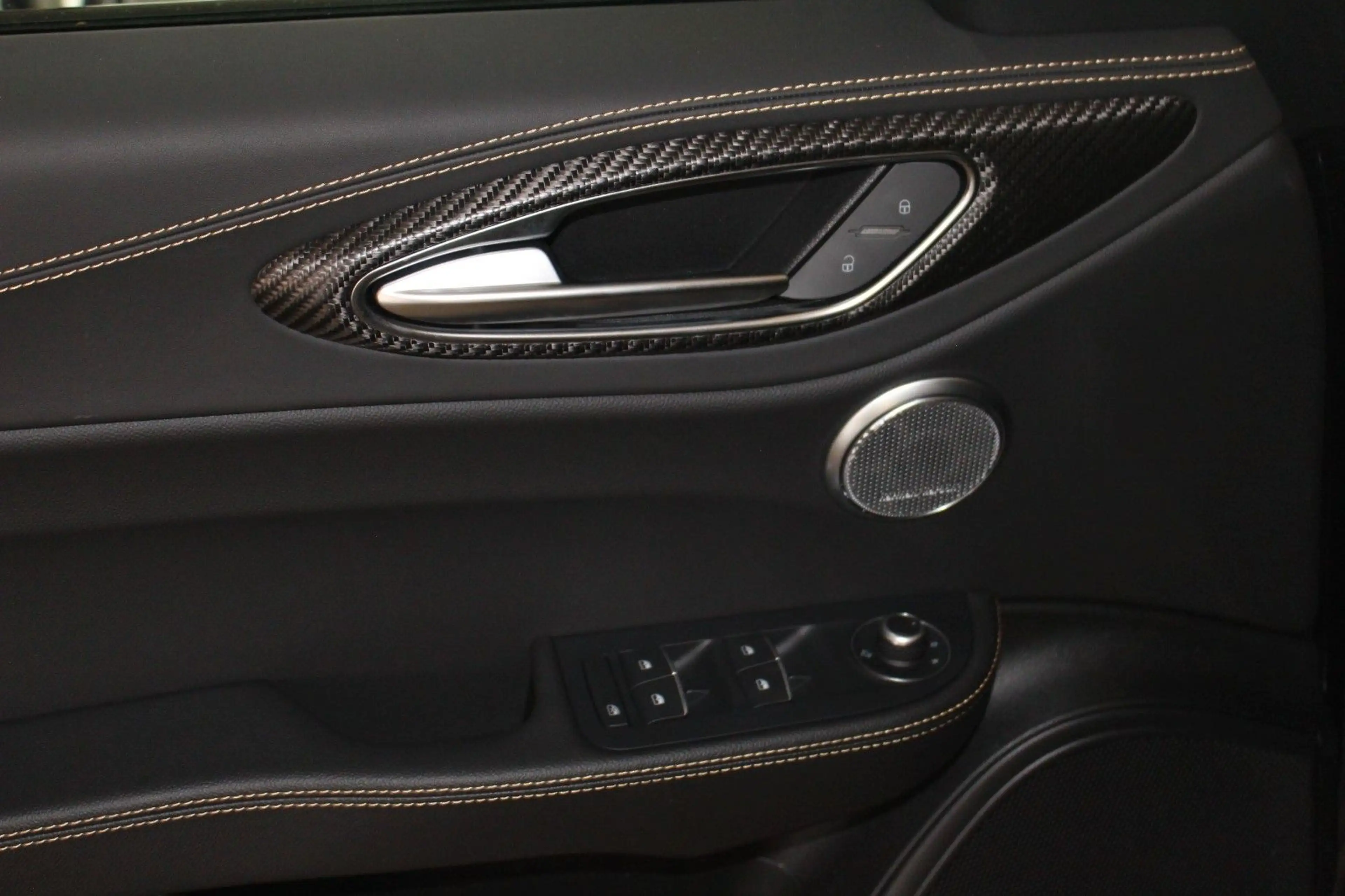 Alfa Romeo Giulia Quadrifoglio Oro AKRAPOVIC — photo 9