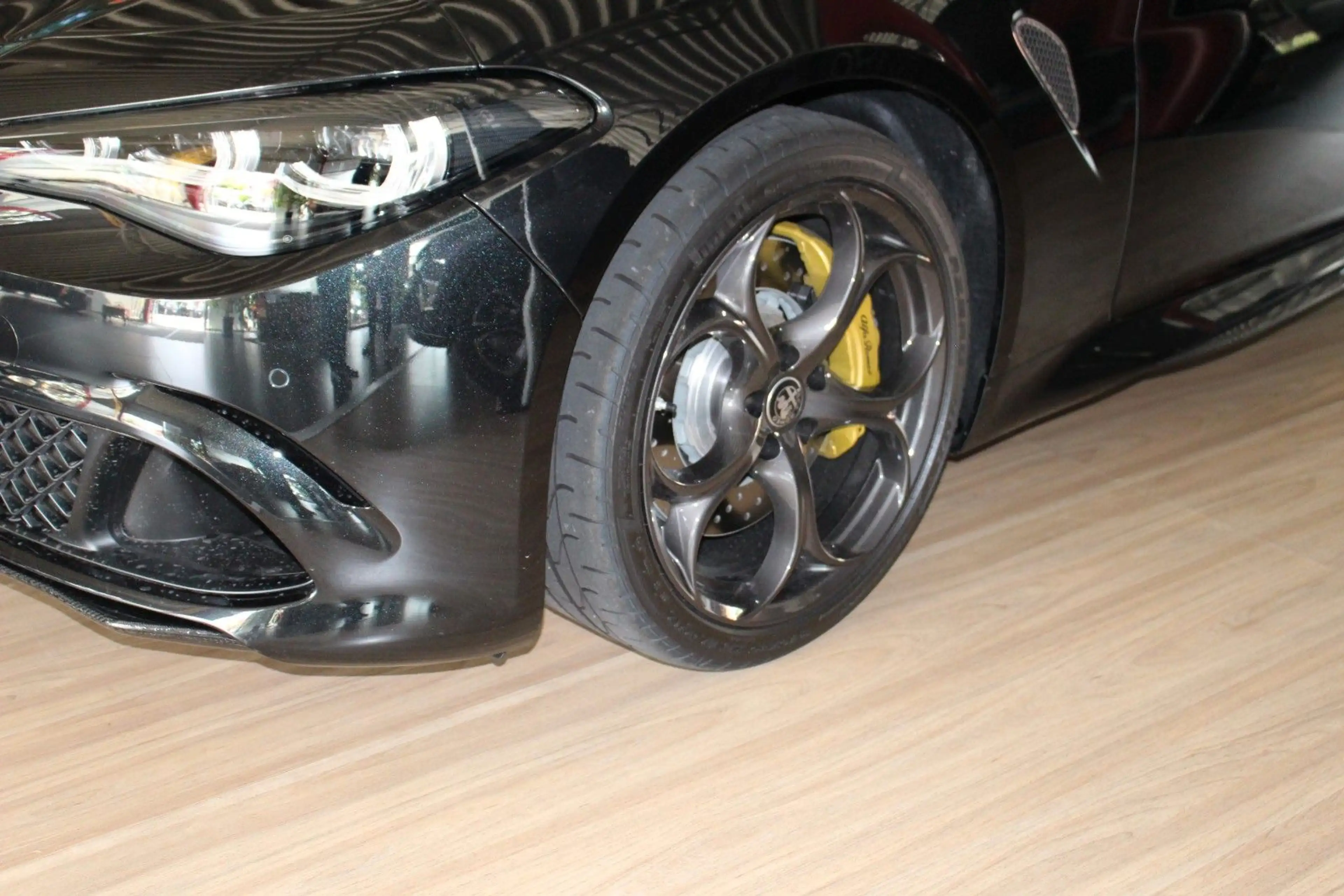 Alfa Romeo Giulia Quadrifoglio Oro AKRAPOVIC — photo 2