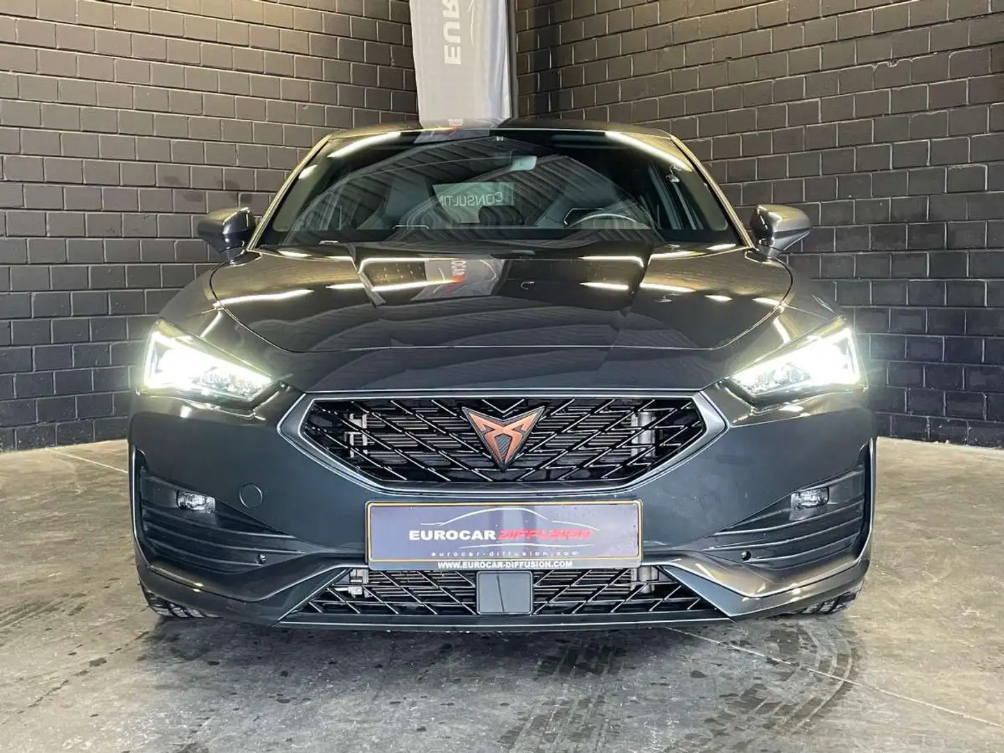 CUPRA Leon 245CV eHybrid DSG6 ** \Safe \u0026 Driving\ M ** F Gris - 2