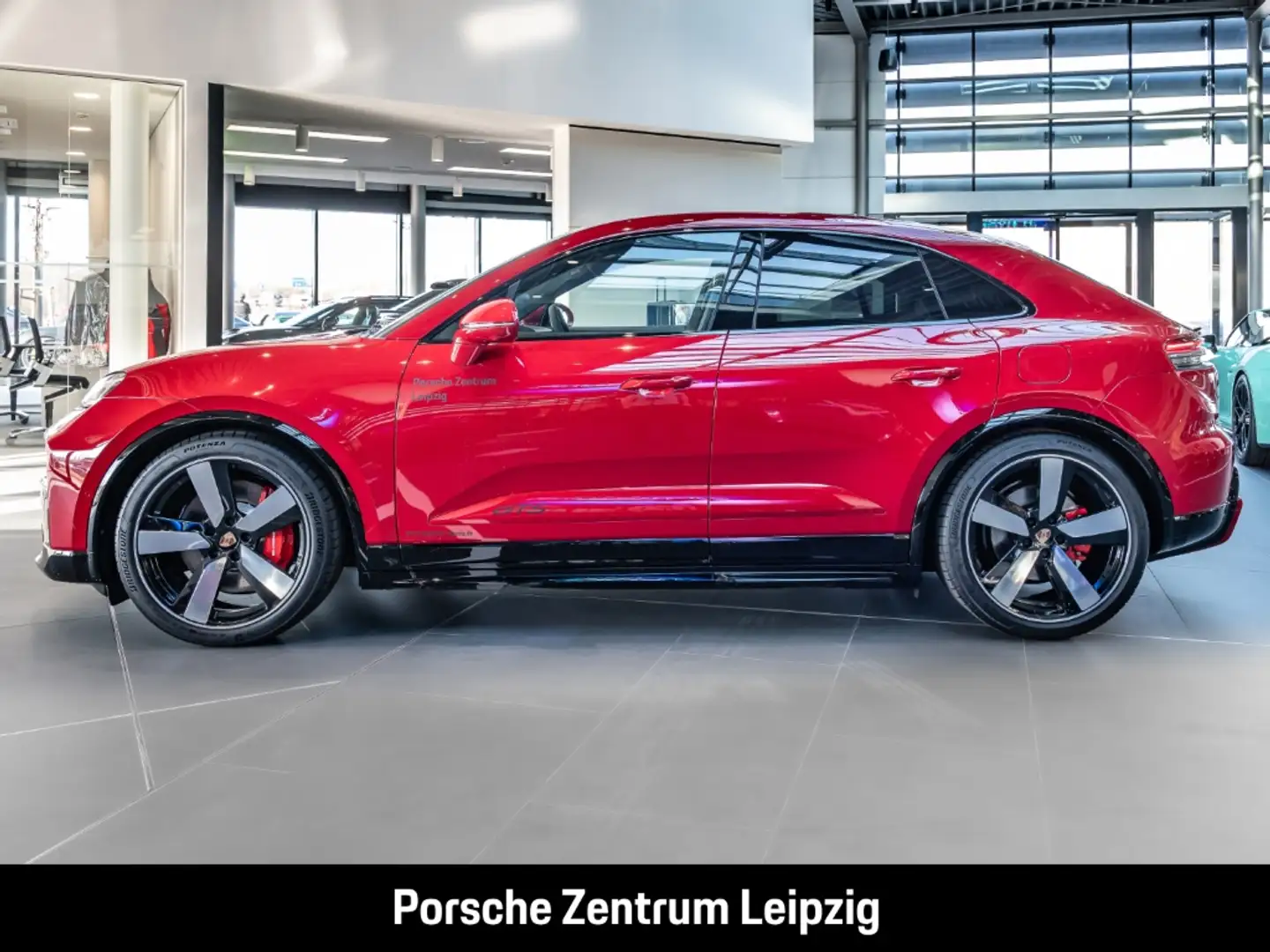 Porsche Macan GTS DriveAssist DigitalKey 22Zoll AHK GTS-Paket Sp Rouge - 2