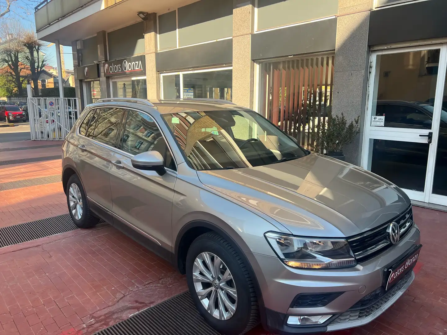 Volkswagen Tiguan 1.4 TSI Business BlueMotion Tech Grigio - 1