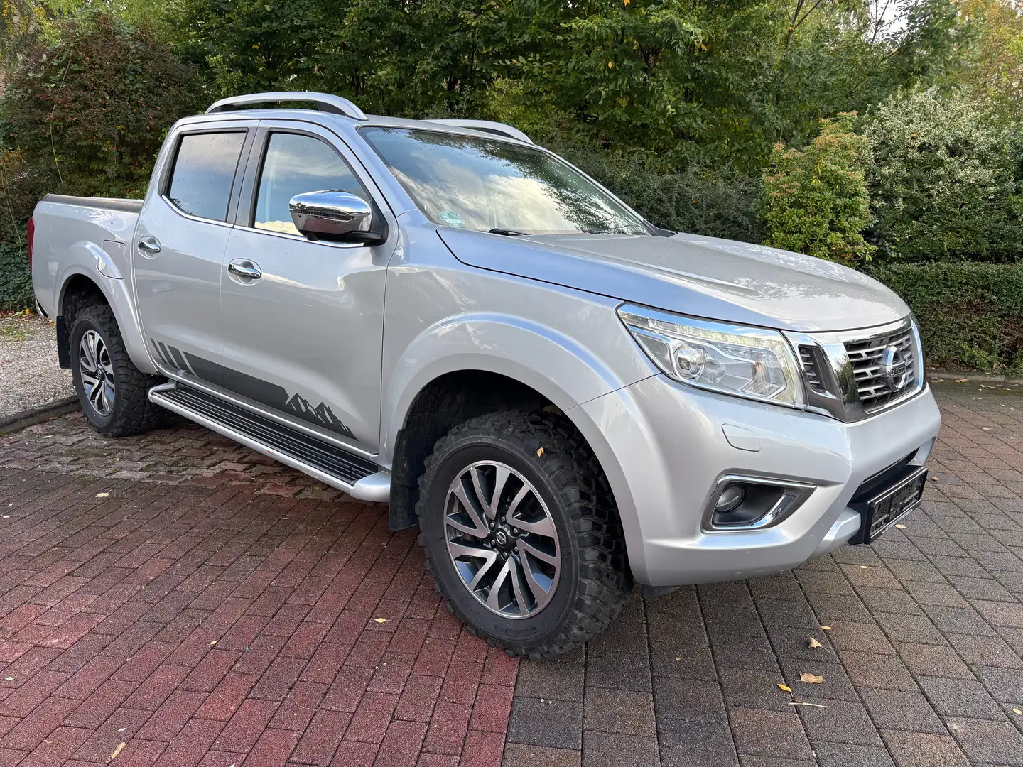 Nissan Navara Tekna Silber - 1