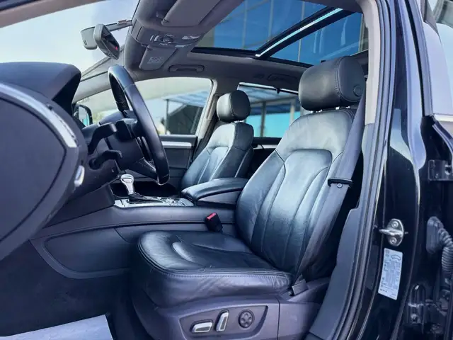 Audi Q7 view 8