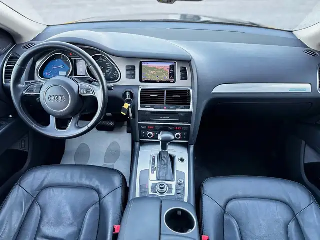 Audi Q7 view 11