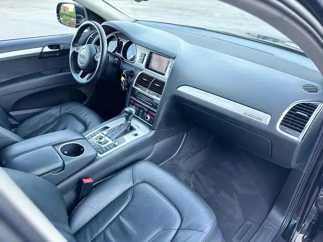 Audi Q7 view 13