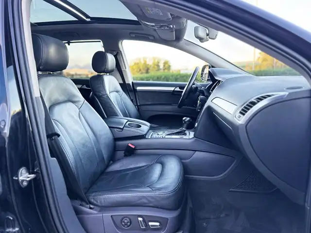 Audi Q7 view 12