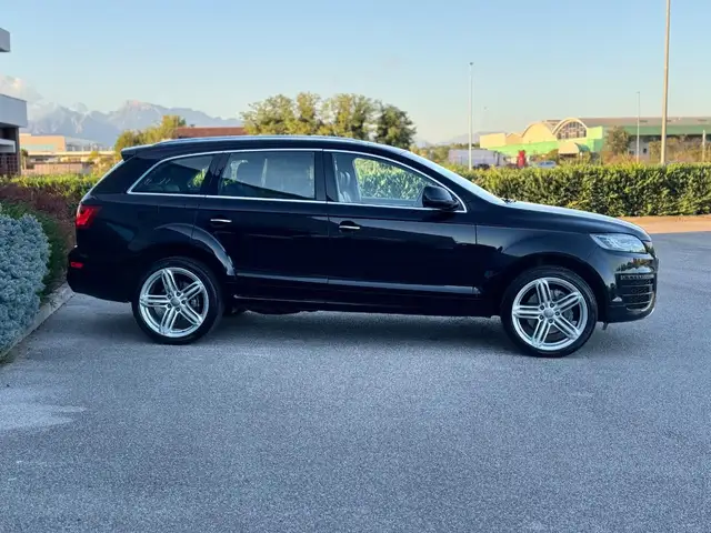 Audi Q7 view 16