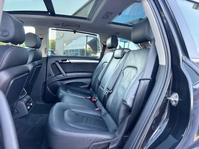 Audi Q7 view 9