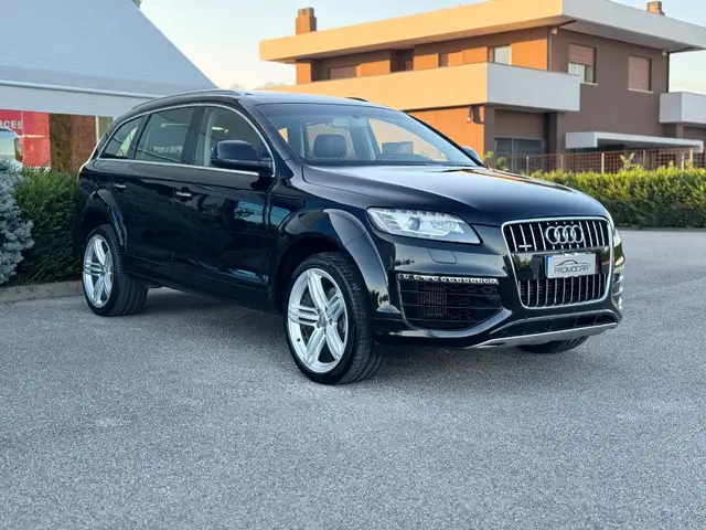 Audi Q7 view 3