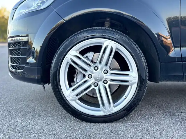 Audi Q7 view 18