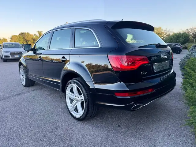 Audi Q7 view 5