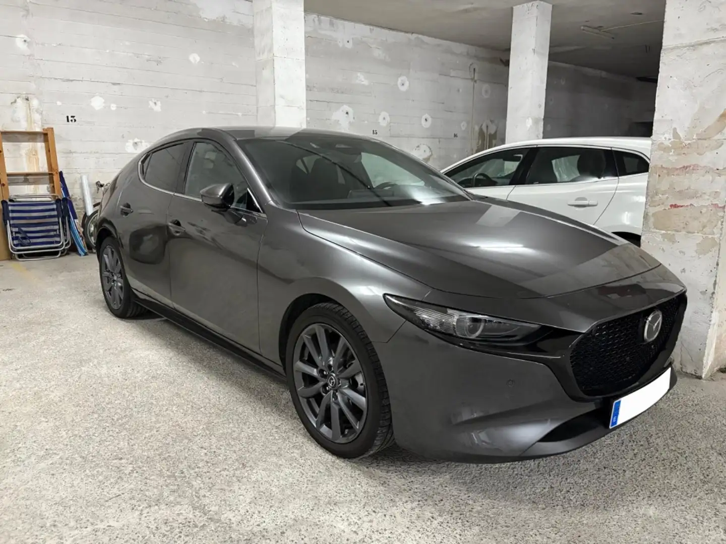 Mazda 3 Sedán 2.0 e-Skyactiv-G Exclusive-line Plus 110kW Grijs - 2