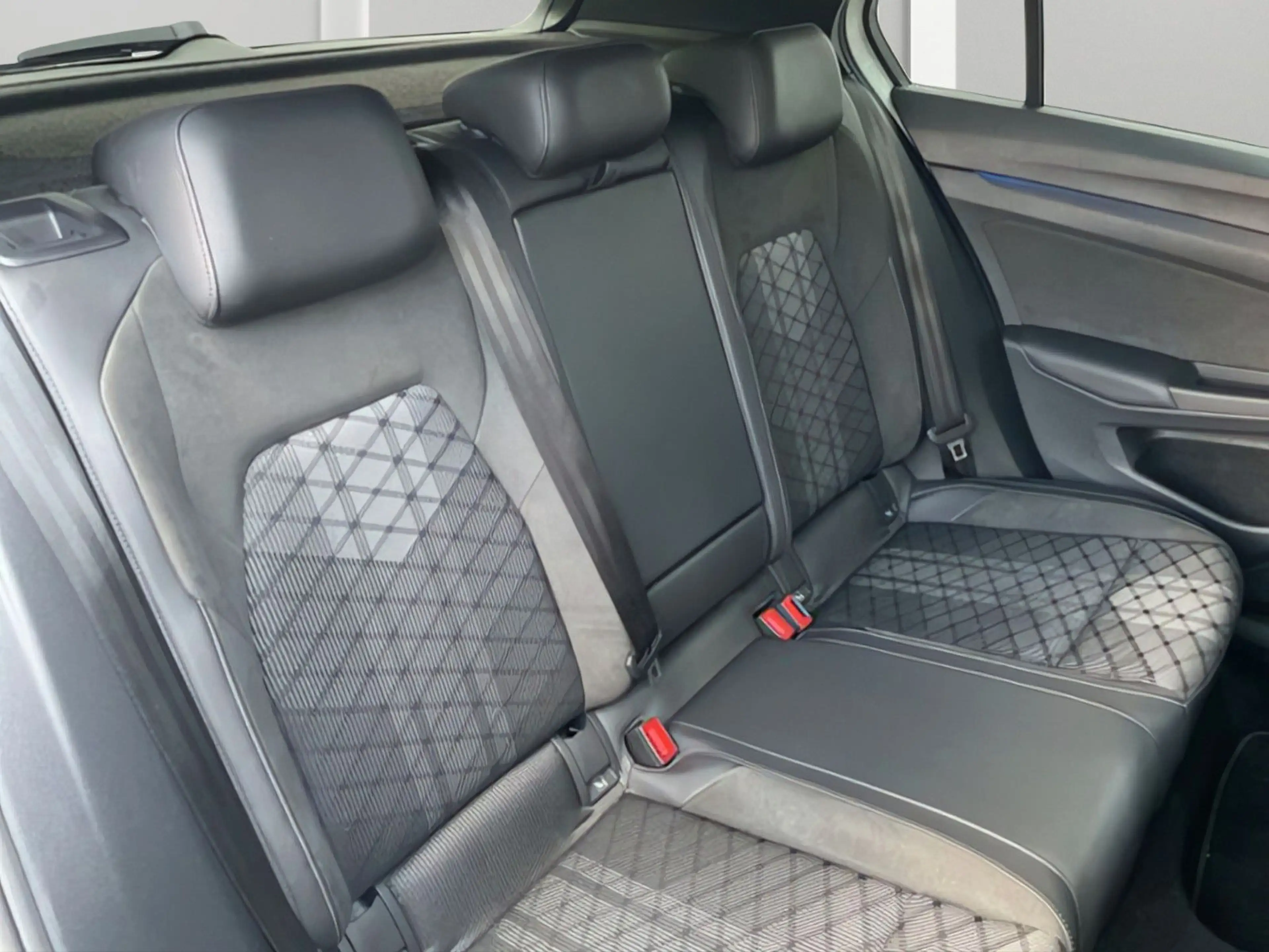 Volkswagen Golf Lim. 1.5 TSI R-Line T.Leder Panor StHz RFK H&K — photo 11