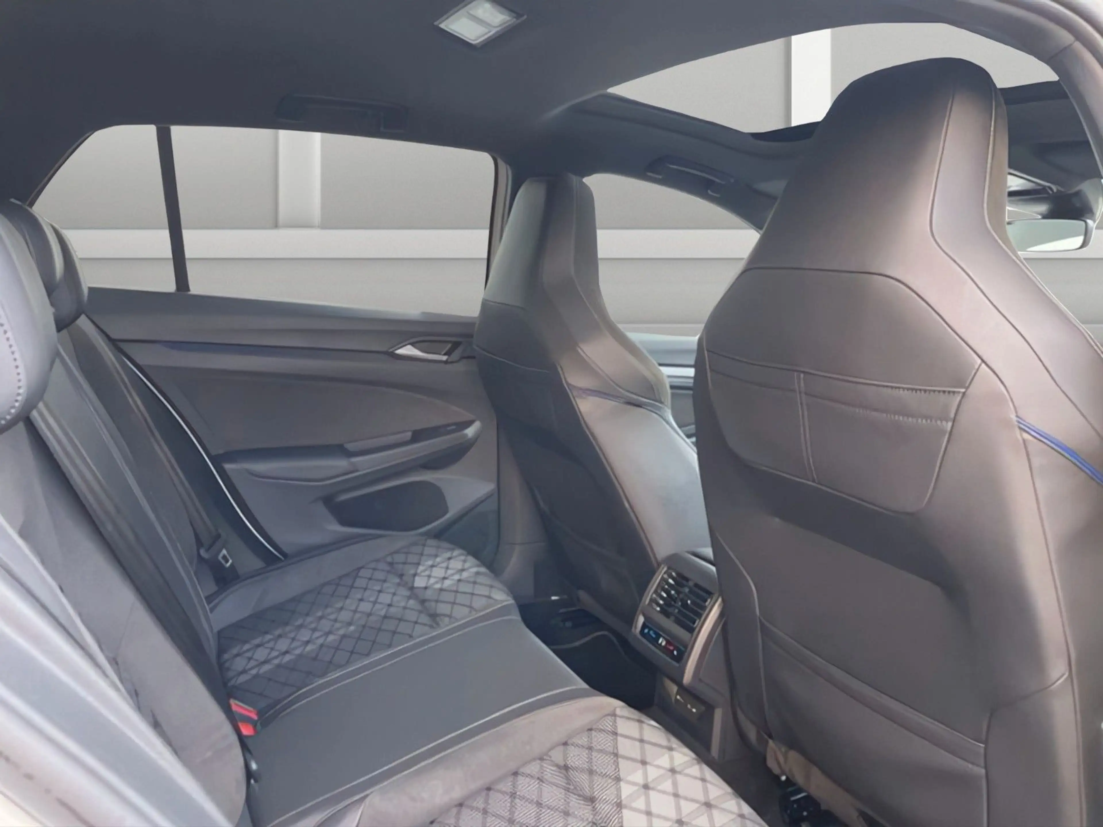Volkswagen Golf Lim. 1.5 TSI R-Line T.Leder Panor StHz RFK H&K — photo 12